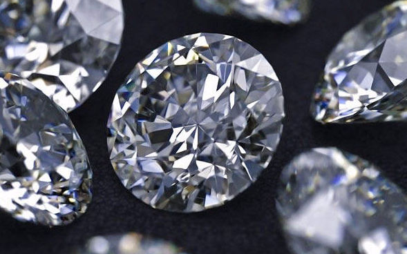 Custom jewelry design in gold with diamond gemstones